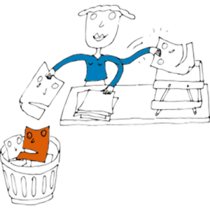 eine Frau schafft Ordnung im Paperchaos